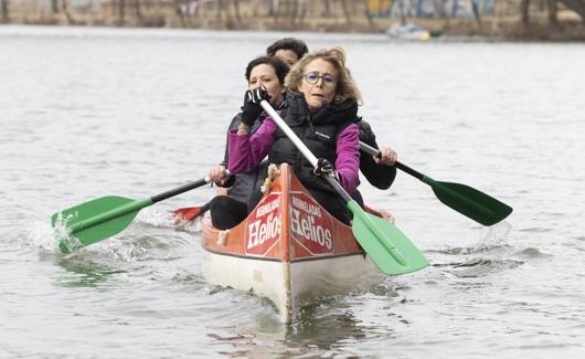 Nachi, al frente de la embarcación en un entrenamiento en el río. 