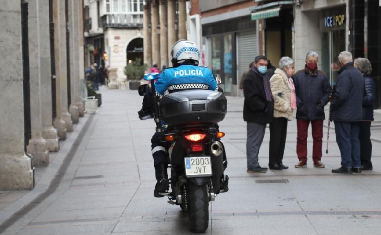 Policía en la Calle Mayor de Palencia. 