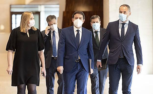 Mañueco, el jueves, cuando firmó el acuerdo con Vox, junto a la consejera de Familia y su jefe de Gabinete. Tras ellos, el secretario general del PP de Castilla y León y el consejero de Empleo y Hacienda.