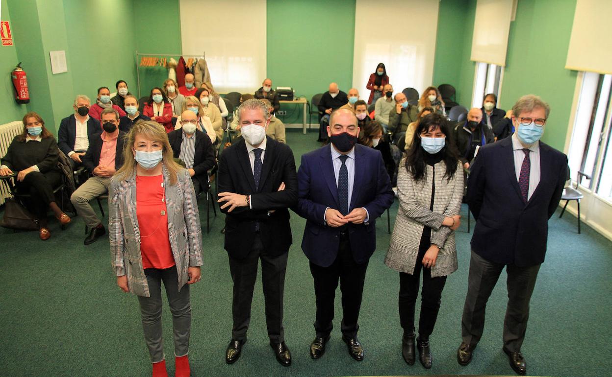 De izquierda a derecha, Mabel Arribas, Andrés Ortega, Lorenzo Amor, Leticia Mingueza y Santiago Aparicio, durante el encuentro con empresarios segovianos. 