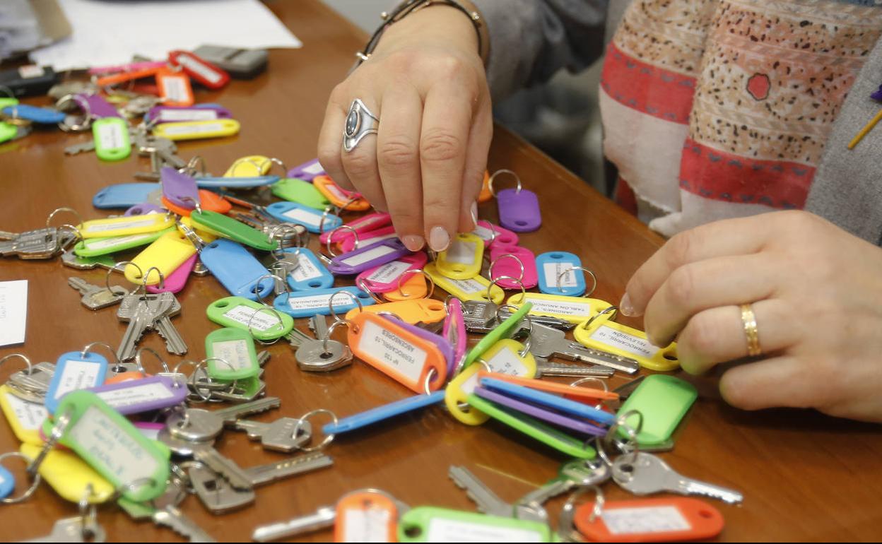 Una administradora de fincas maneja los juegos de llaves de diferentes comunidades. 