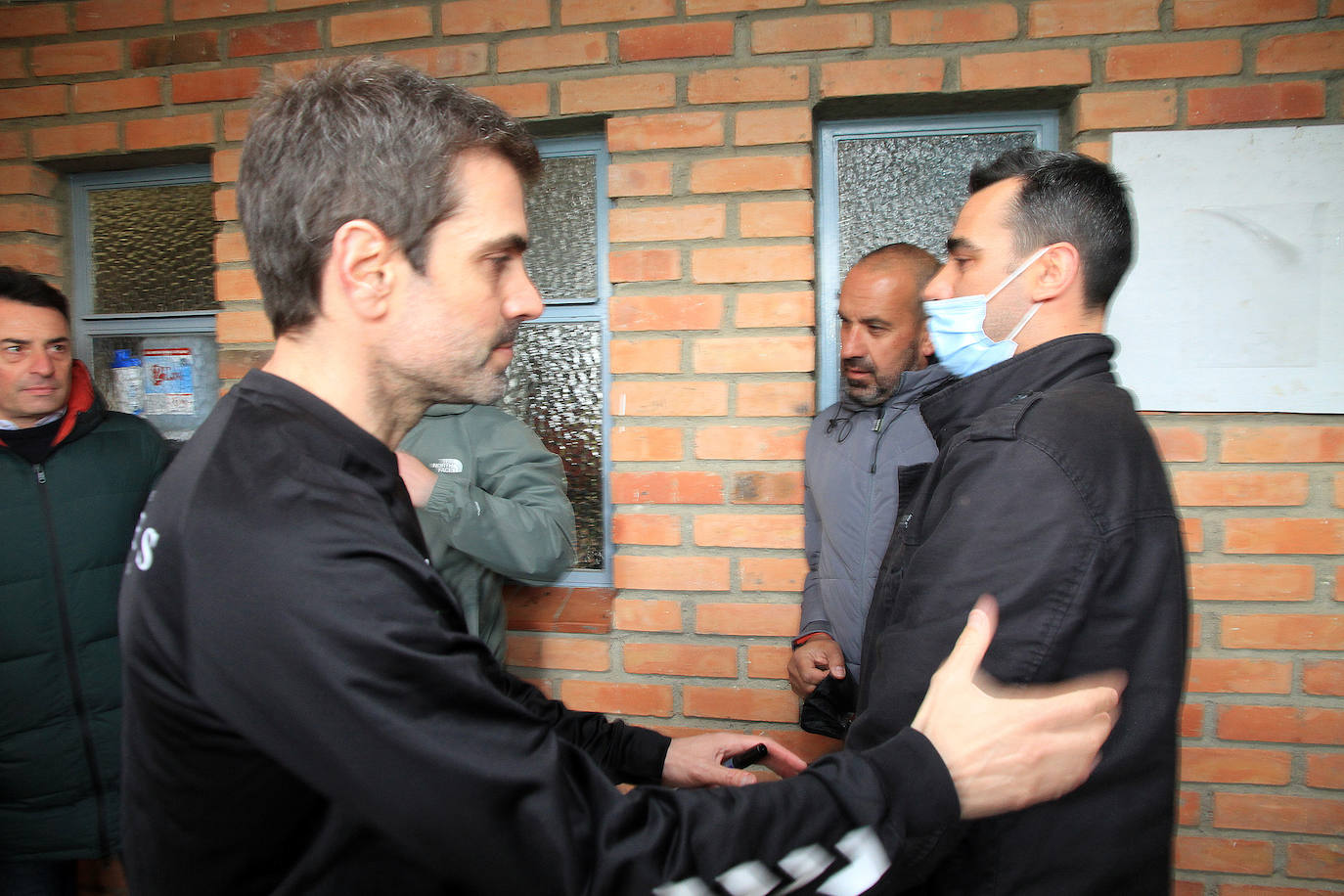 Ramsés se despide de Manu González antes del entrenamiento de ayer por la tarde en La Albuera.