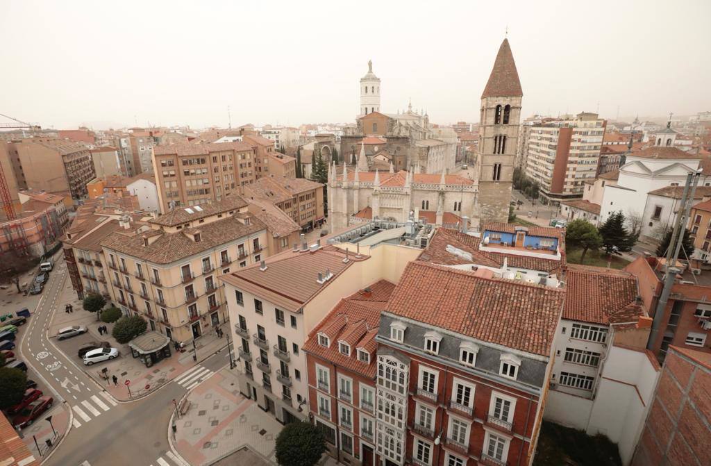 Fotos: La calima cubre Valladolid de un fino manto naranja (1/2)