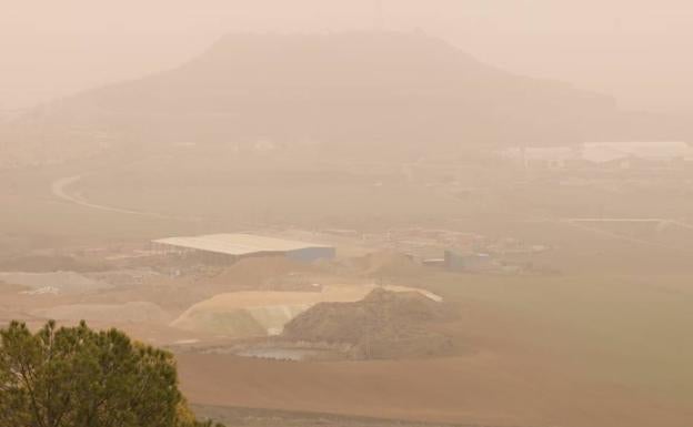 Galería. La calima, combinada con la niebla, ocultan el cerro de San Cristóbal en esta fotografía tomada desde el promontorio del Águila.