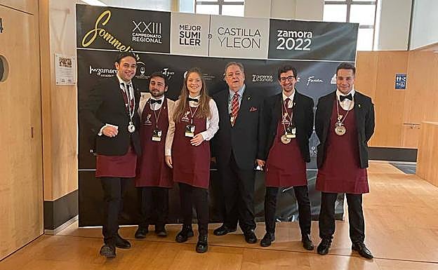 Juanjo Alejos, presidente de la Asociación de Sumilleres de Valladolid, posa con los cinco clasificados vallisoletanos. 
