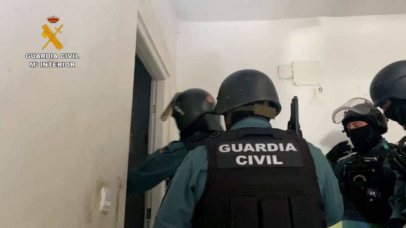 Agentes de la Guardia Civil con uno de los detenidos.