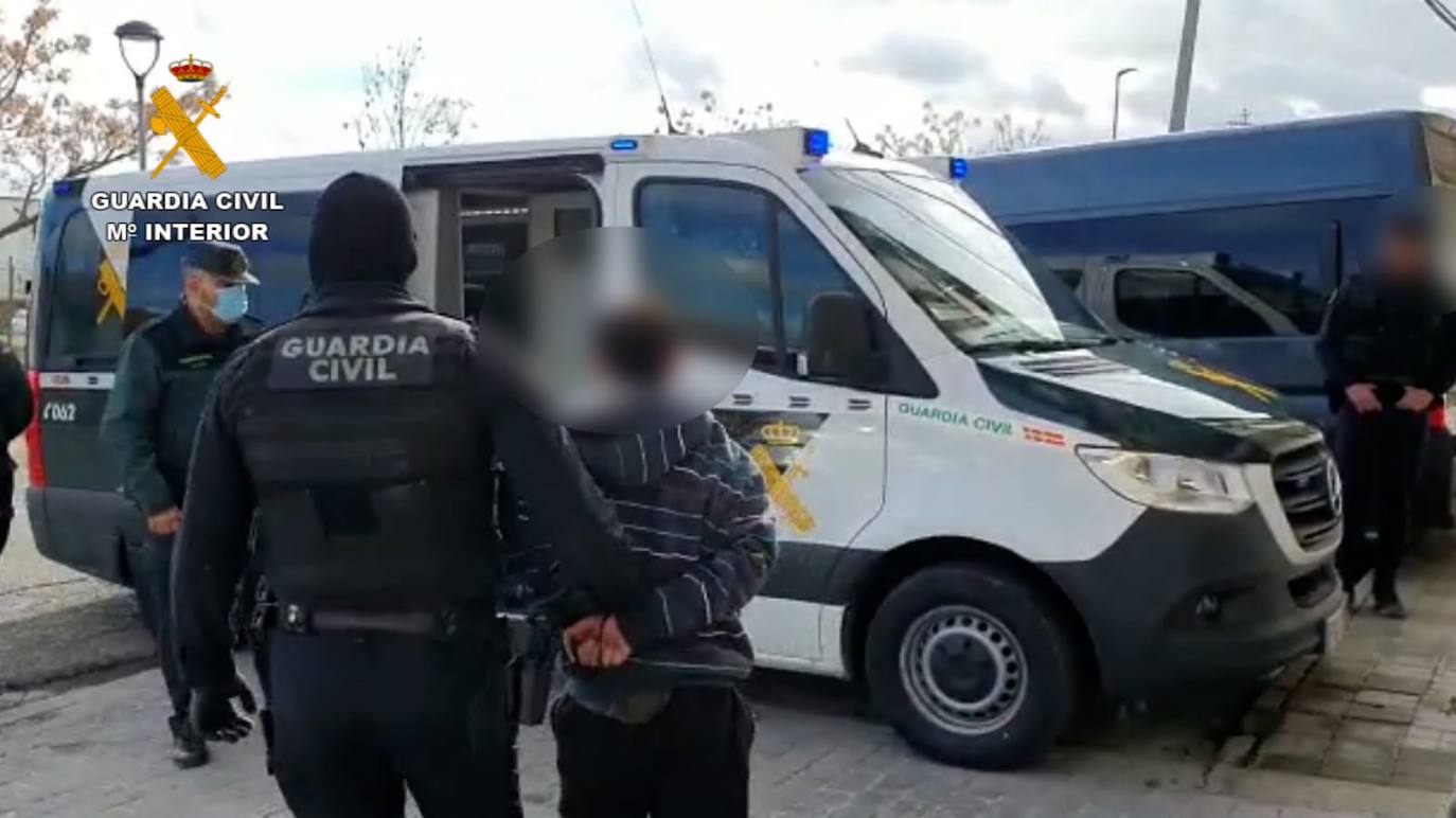 Agentes de la Guardia Civil con uno de los detenidos.