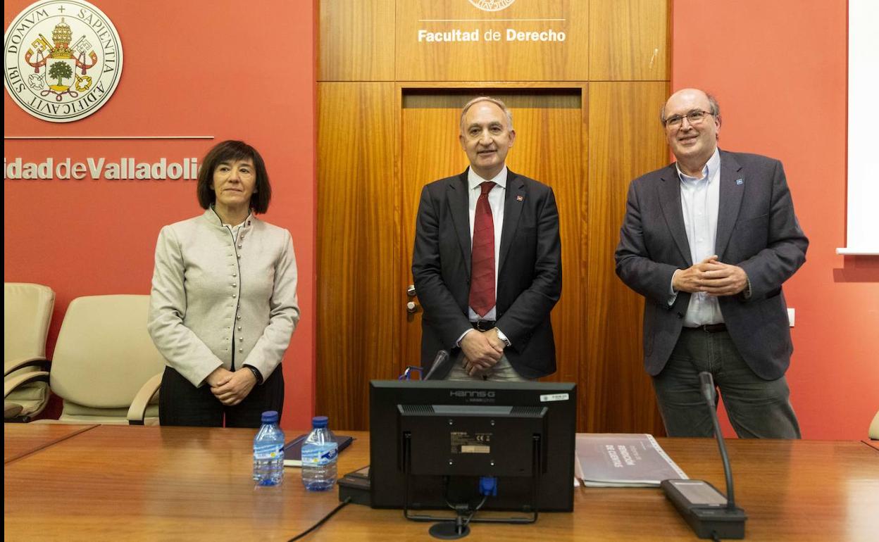 Helena Castán, Antonio Largo y José Ramón González, durante su debate electoral. 