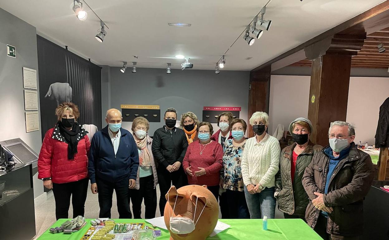 La concejal de Turismo junto al Juez de Paz, Jesús Merino y las Águedas. 