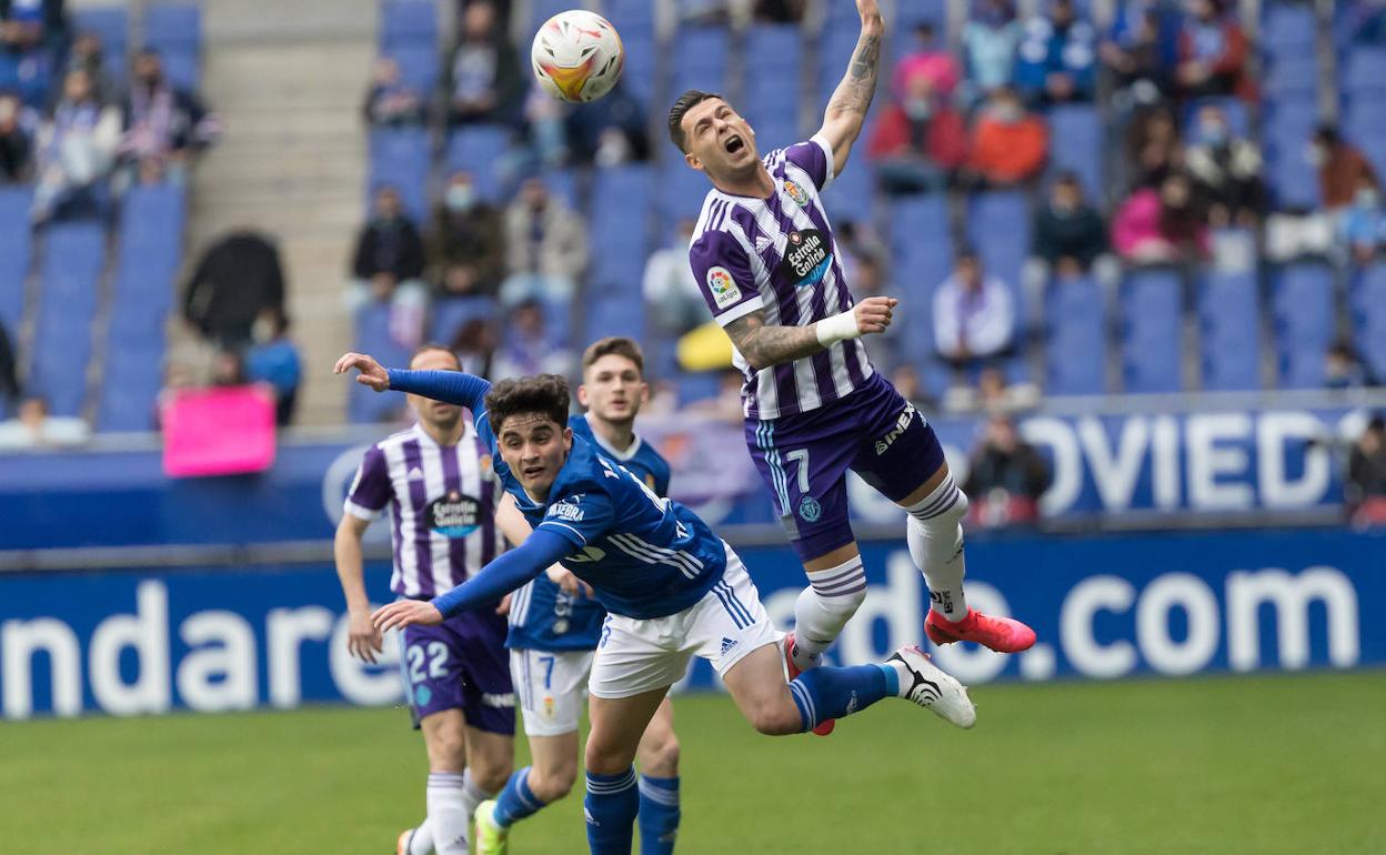 Sergio León, desequilibrado, pelea por un balón aéreo.