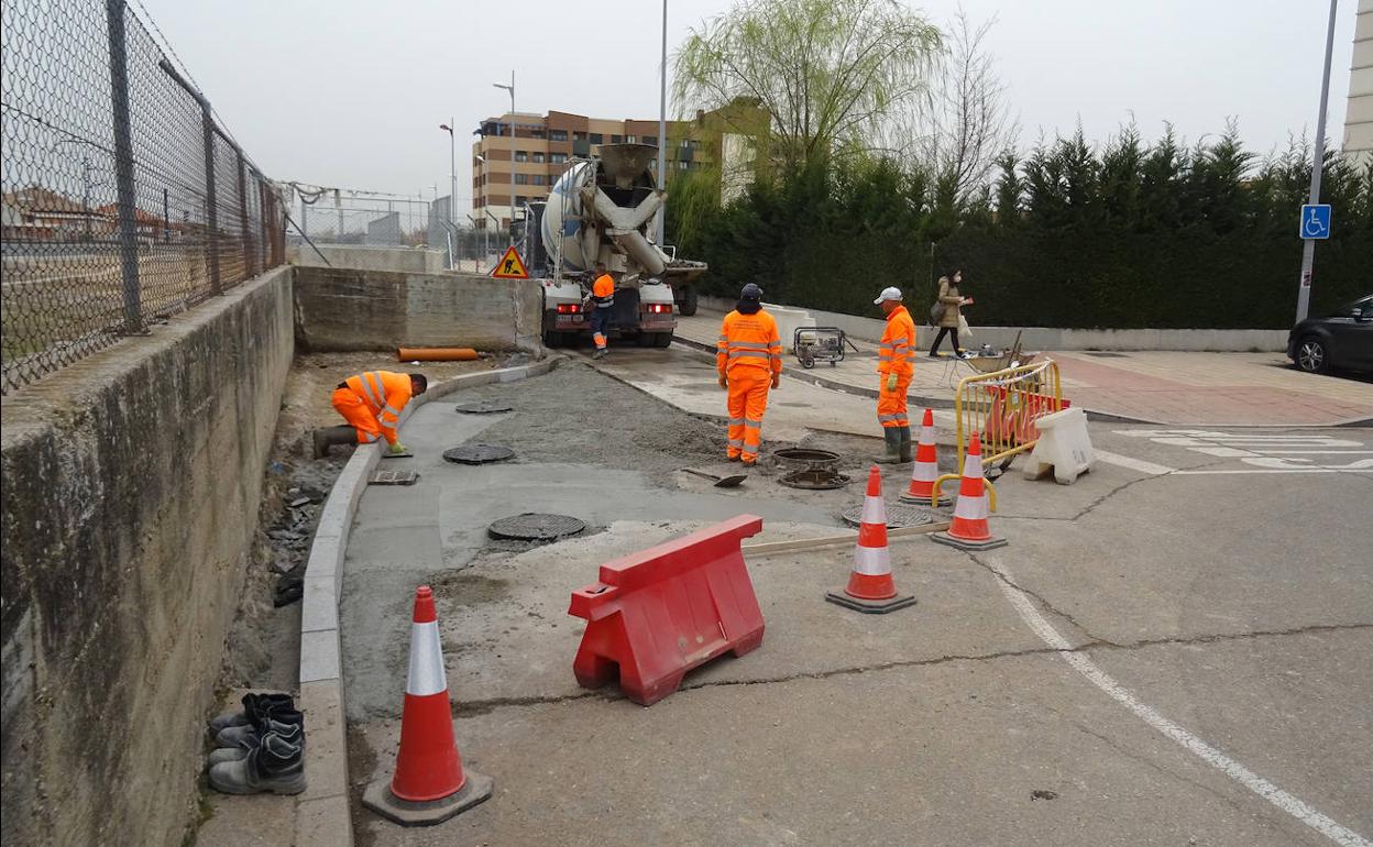 Los operarios rematan el asfaltado de la conexión de la calle La Salud. 