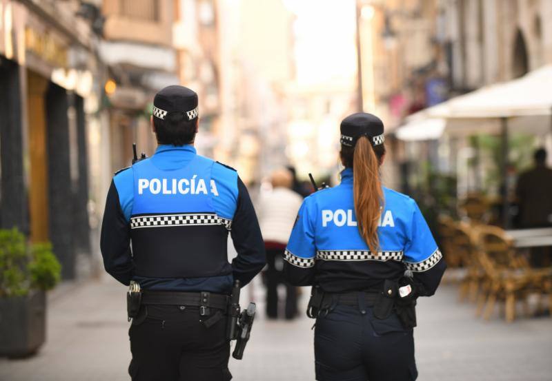 Dos agentes de la Policía Local velan por la seguridad en las calles de Valladolid. 