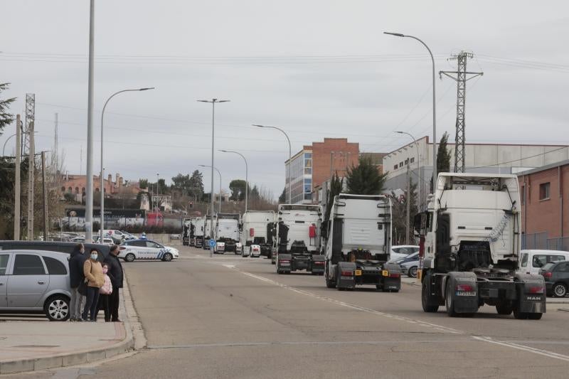 Caravana de camiones en el Polígono de San Cristóbal de Valladolid. 