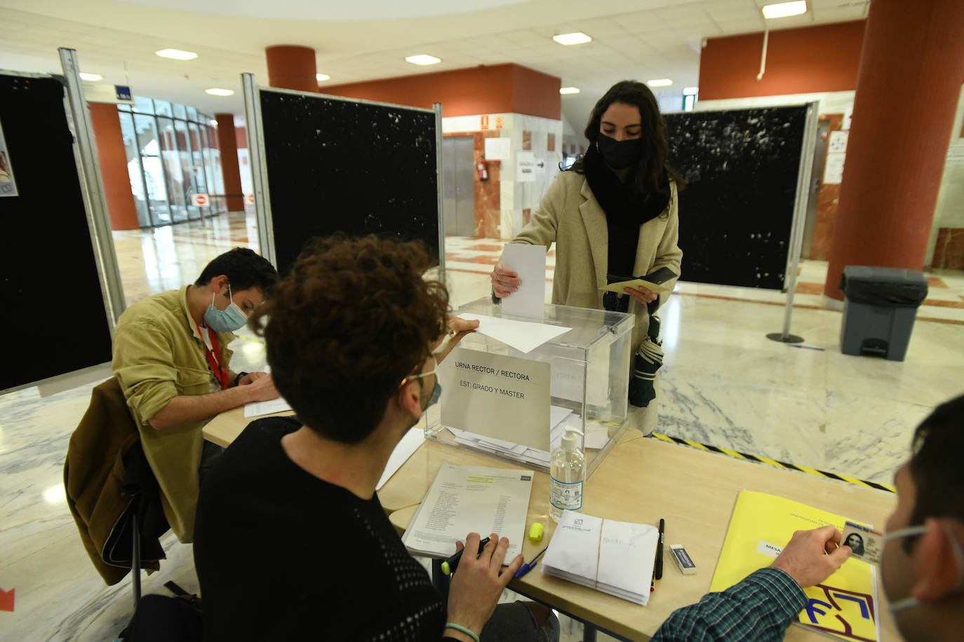 Fotos: Primera vuelta en la elección del rector de Valladolid