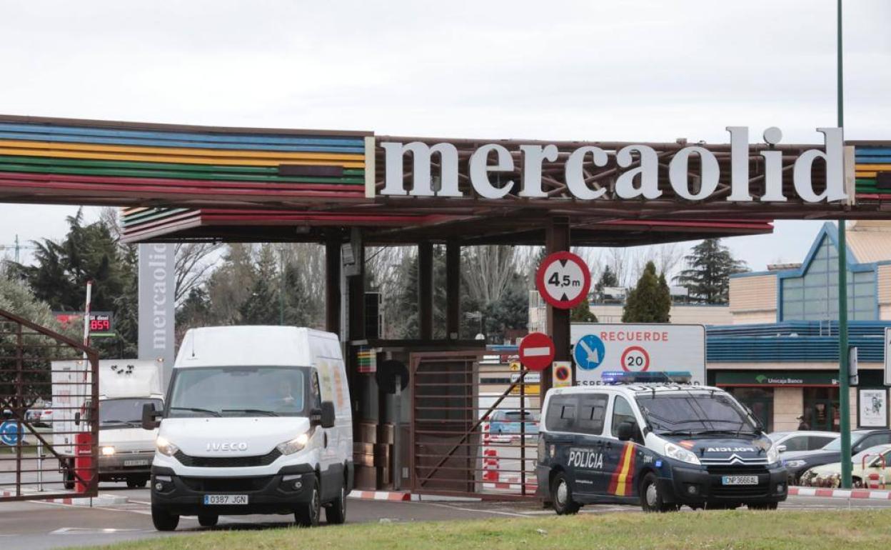 Polícia Nacional esta mañana en el acceso a Mercaolid.