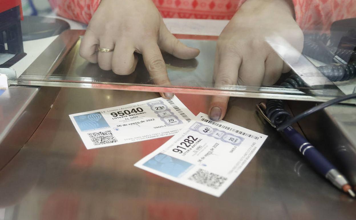 Dos boletos de la Lotería del Niño, en detalle.