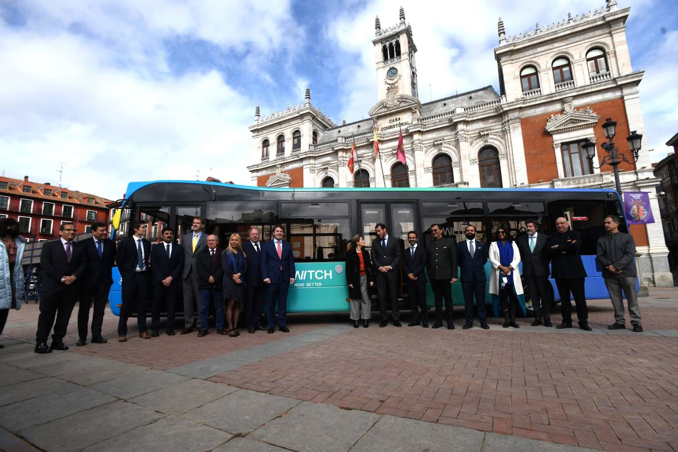 La ministra de Transporte, Movilidad y Agenda Urbana, Raquel Sánchez, conversa con el alcalde de Valladolid, Óscar Puente, junto al presidente de la Junta, Alfonso Fernández Mañueco y los directivos de la empresa Switch Mobility y los embajadores de la India y el Reino Unido