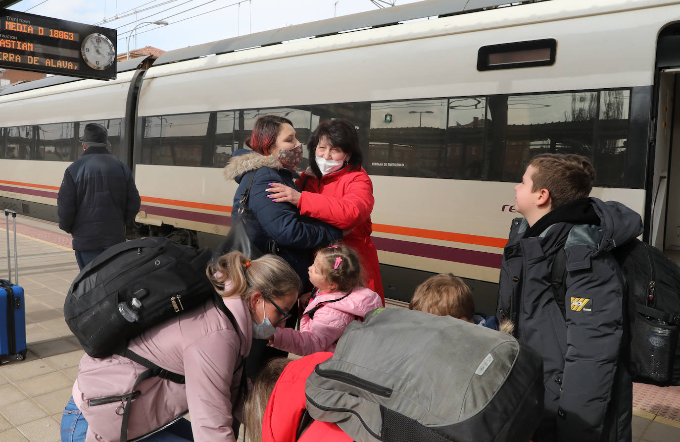 Sonrisas y lágrimas en un andén de Palencia tras un largo viaje desde Krivoy Rog