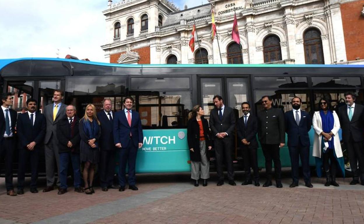 La ministra de Transporte, Movilidad y Agenda Urbana, Raquel Sánchez, conversa con el alcalde de Valladolid, Óscar Puente, junto al presidente de la Junta, Alfonso Fernández Mañueco y los directivos de la empresa Switch Mobility y los embajadores de la India y el Reino Unido.