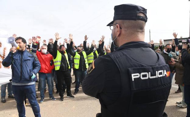 Más de medio centenar de camioneros protestan ante la ministra en los terrenos de Switch en Valladolid