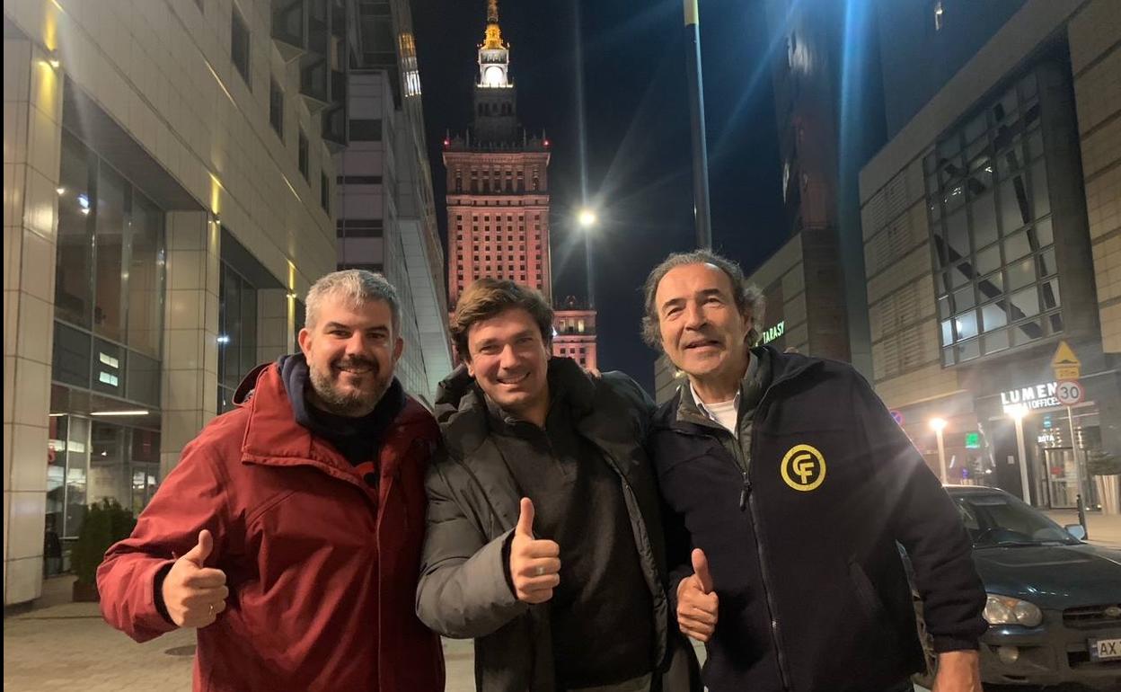 Fernando Pérez, Felipe Sánchez y Vicente Garrido, tras llegar ayer viernes a Varsovia.. 