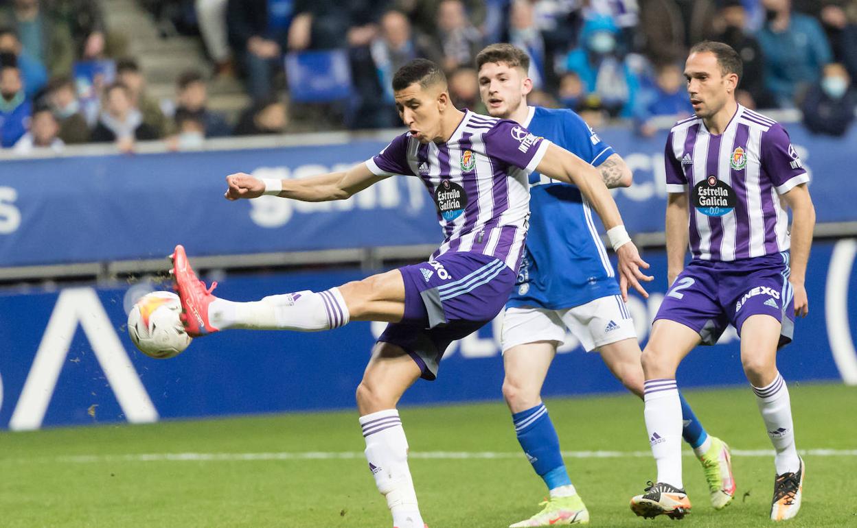 El Yamiq aborta el peligro en una de las jugadas ante el Real Oviedo. 