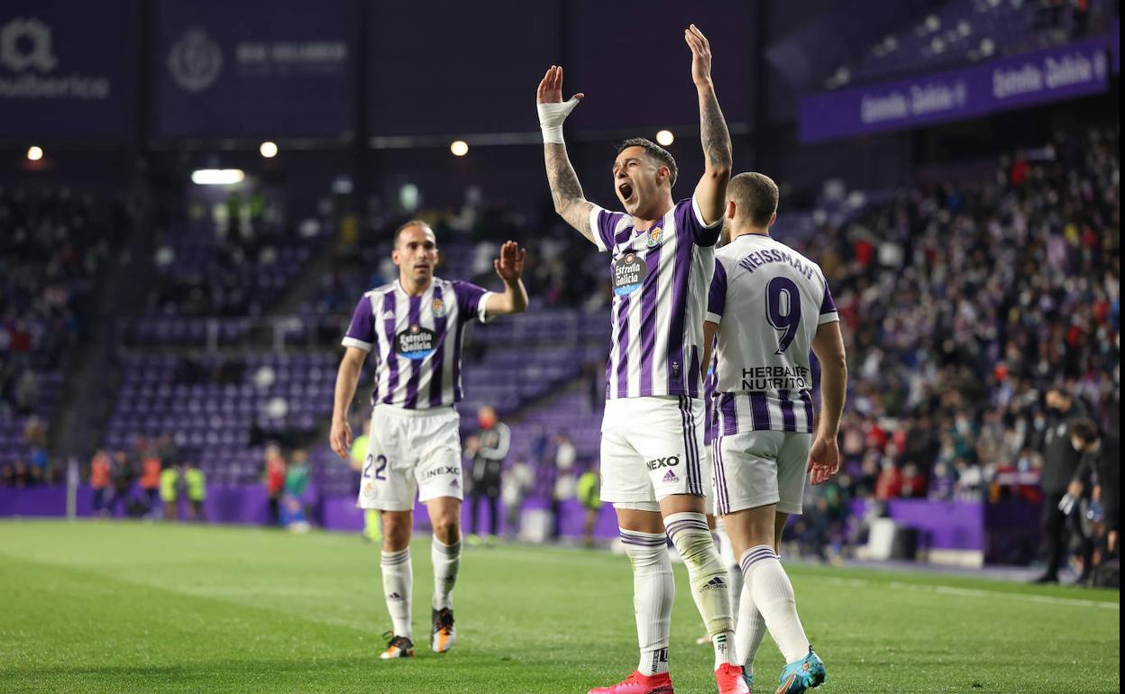 Sergio León levanta al público de sus asientos en el partido que culminó con un hat trick. 