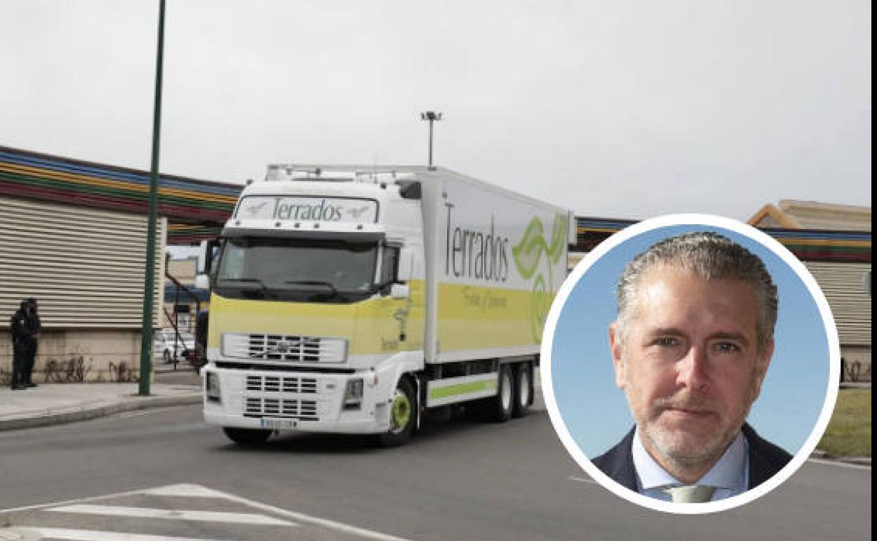 Un camión sale de Mercaolid, y en el círculo el presidente de la Fes, Andrés Ortega. 