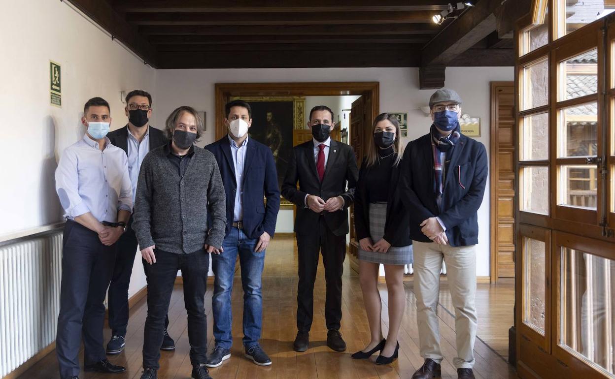 Conrado Íscar junto a los premiados, con Eva Esteban y Gabriel Villamil, de El Norte, a su derecha. 