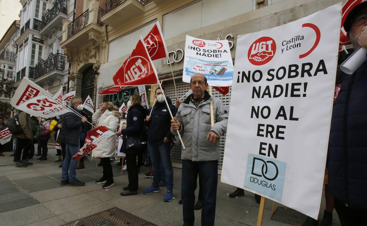 La plantilla de Douglas en Palencia confía en que la empresa recapacite ...