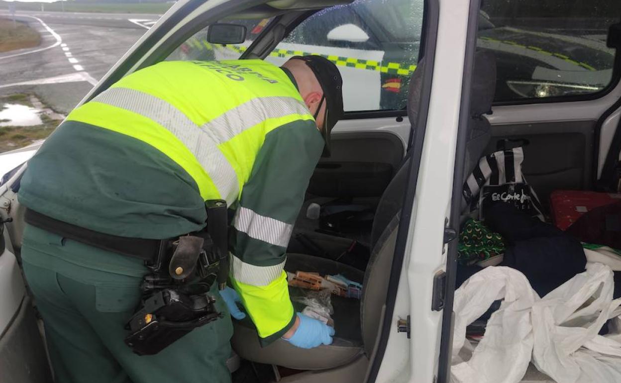Inspección del vehículo por un agente de la Guardia Civil.