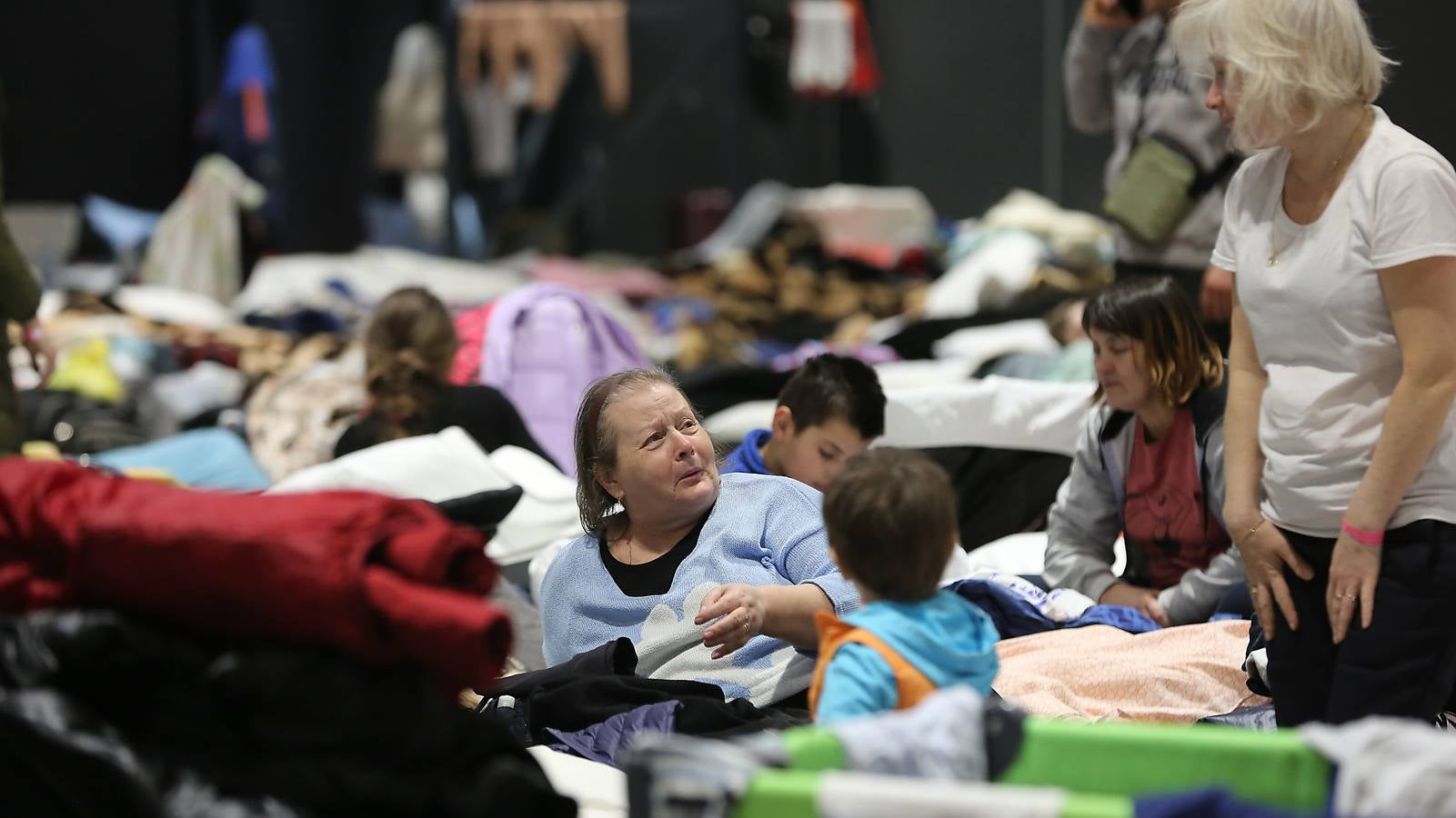 Fotos: Miles de refugiados duermen en las instalaciones de Varsovia