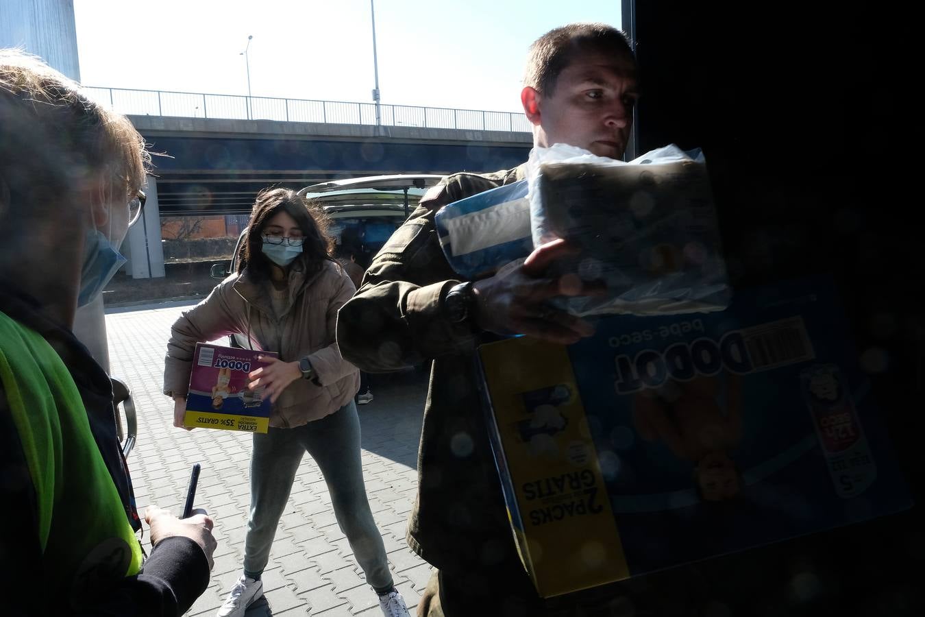 Fotos: Miles de refugiados duermen en las instalaciones de Varsovia