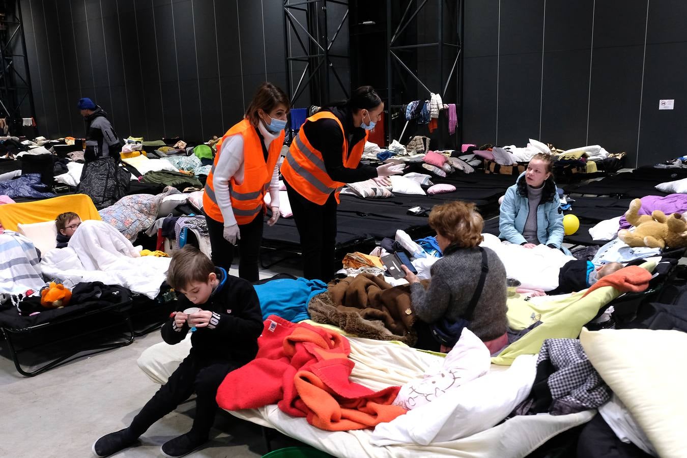 Fotos: Miles de refugiados duermen en las instalaciones de Varsovia