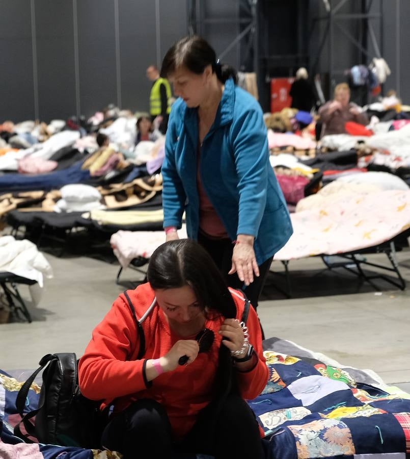 Fotos: Miles de refugiados duermen en las instalaciones de Varsovia