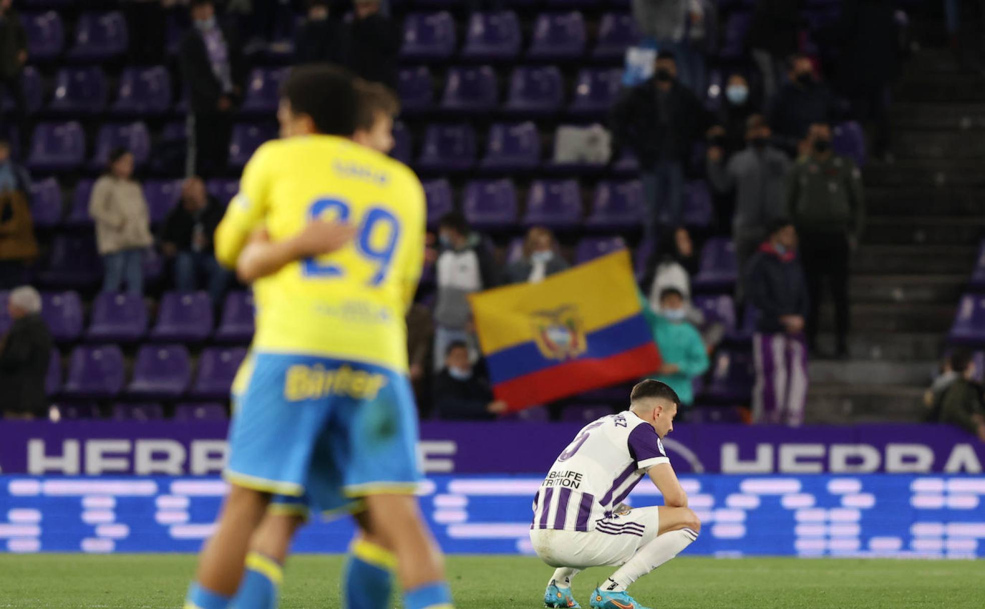 Javi Sánchez alicaído después de que el Real Valladolid recibiera el gol 