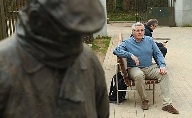 Fernando Zamácola, en un banco a la entrada del Campo Grande de Valladolid, junto a la estatua de Delibes.