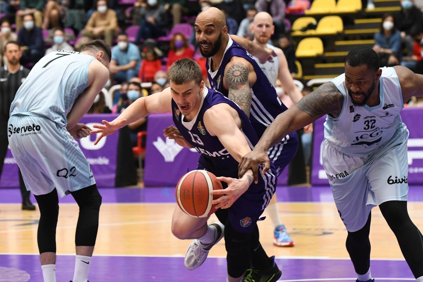 Fotos: El Real Valladolid Baloncesto renace tres derrotas después