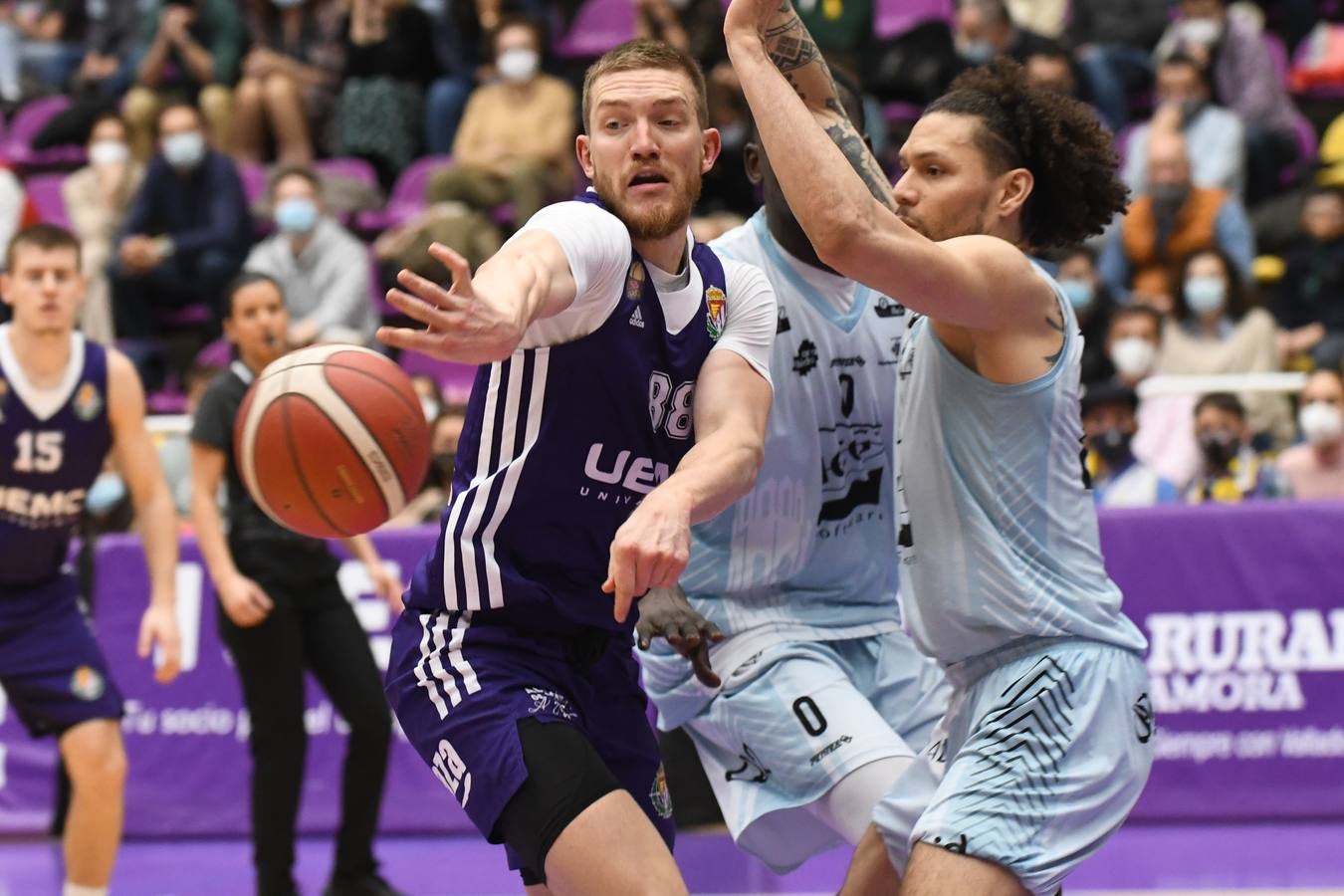 Fotos: El Real Valladolid Baloncesto renace tres derrotas después