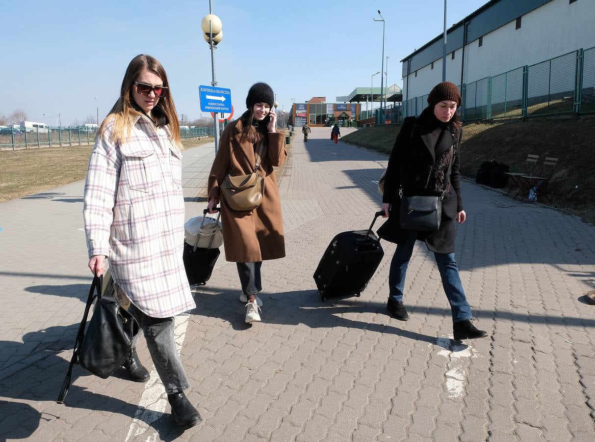 Refugiados ucranianos en la frontera entre Ucrania y Polonia.