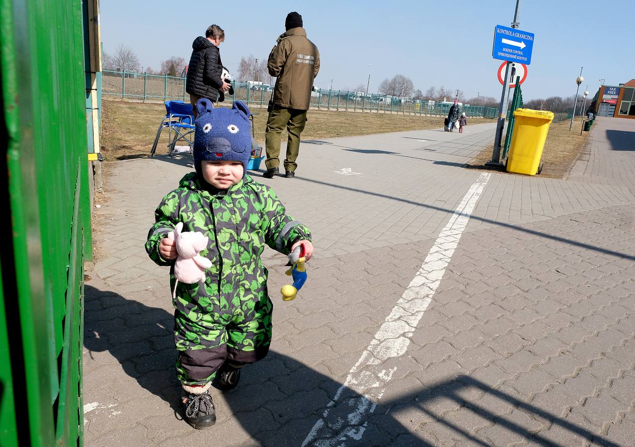 Refugiados ucranianos en la frontera entre Ucrania y Polonia.