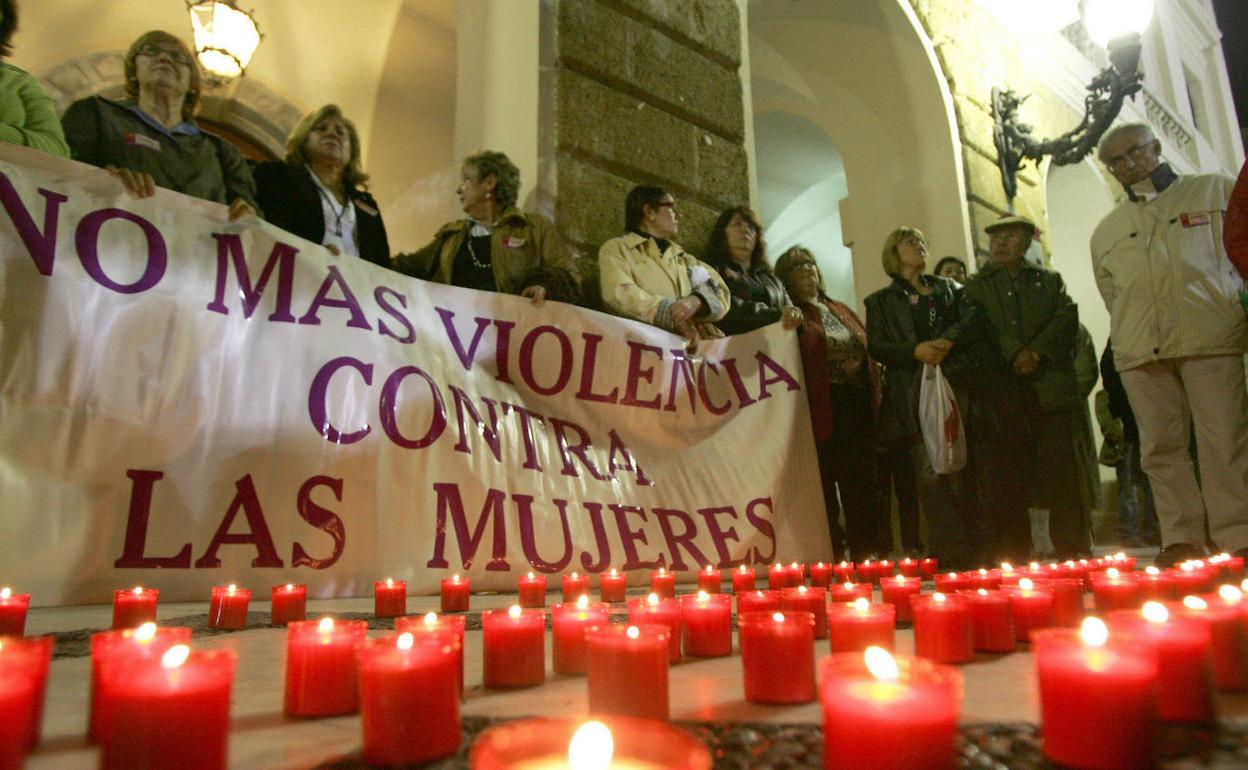 Concentración en memoria de una mujer asesinada por su pareja.