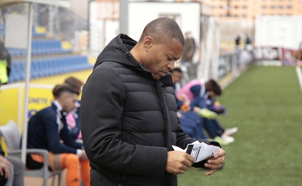 Julio Baptista repasa las alineaciones en Salamanca antes de medirse a Unionistas. 