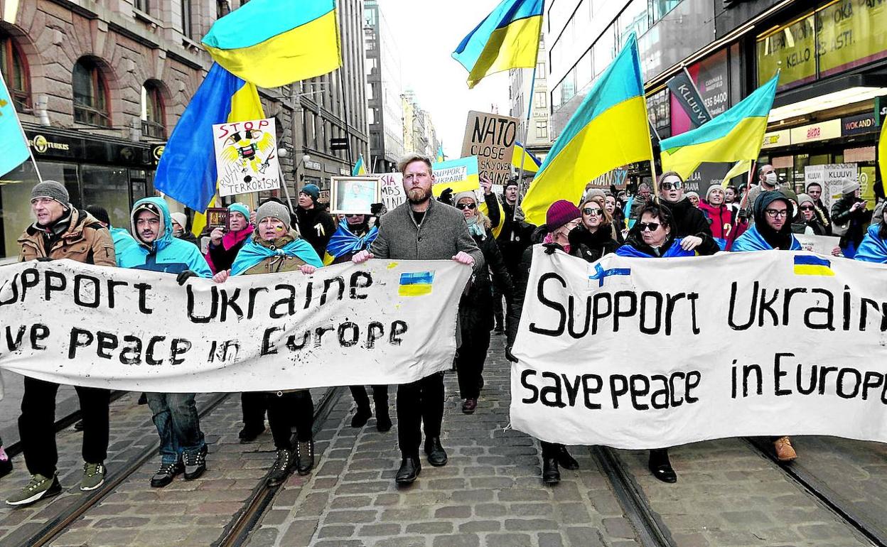 Helsinki. Manifestación en la capital finlandesa contra la invasión de Rusia. Reuters