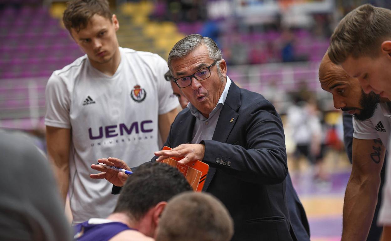 Paco García da instrucciones en un tiempo muerto. 