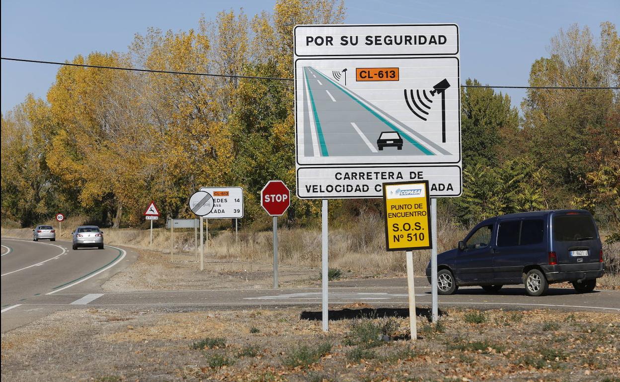 Señales que anuncian la presencia de radares a la entrada de la CL-613 desde Palencia hacia Paredes. 