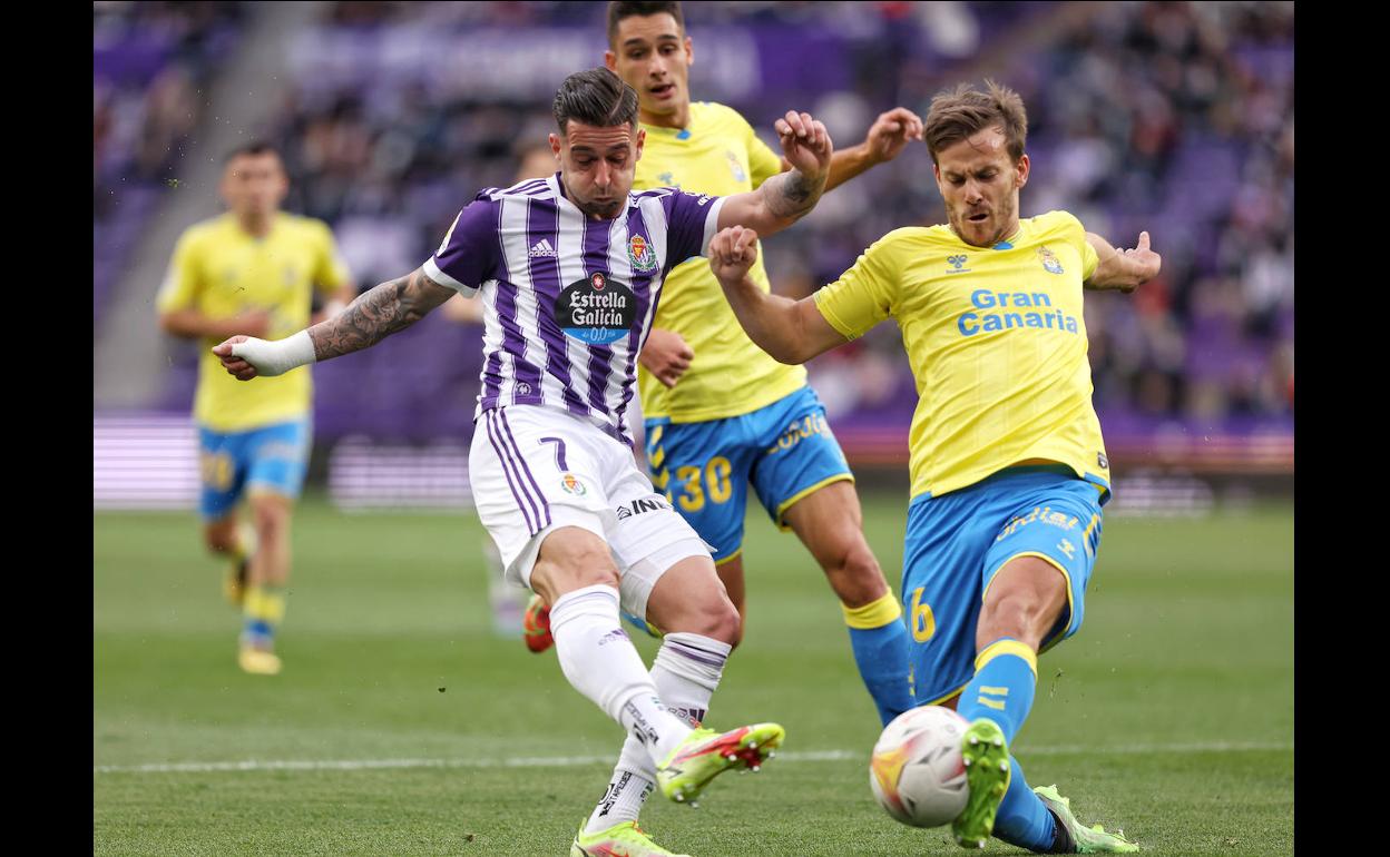 Eric Curbelo tapona el disparo de Sergio León. 