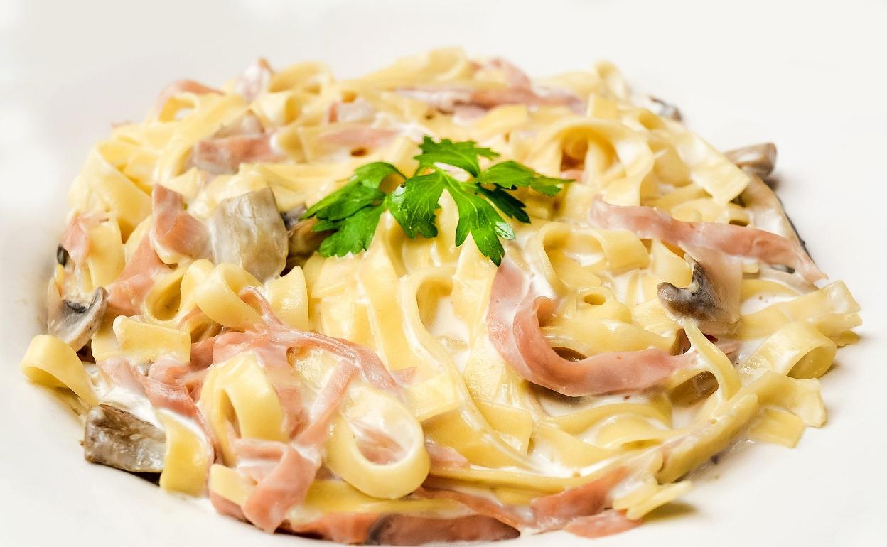 Receta de tallarines con nata, bacon y champiñones