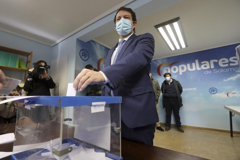 Fernández Mañueco vota en la sede del PP en Salamanca. 