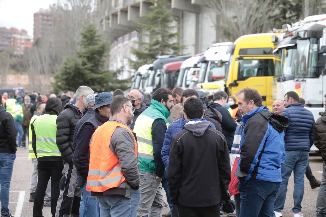 Fotos: Cientos de camiones circulan a escas velocidad por Valladolid